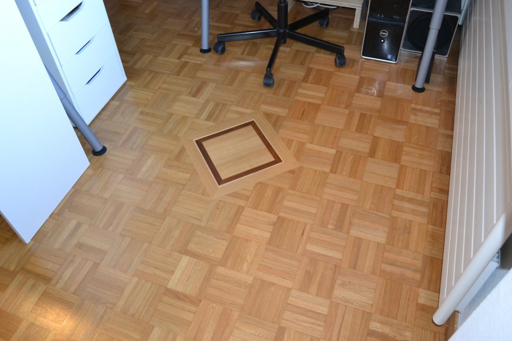 Incrustation carrée décorative dans un parquet mosaïque