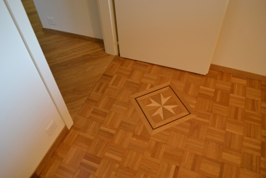 Incrustation décorative en forme d’étoile dans un parquet