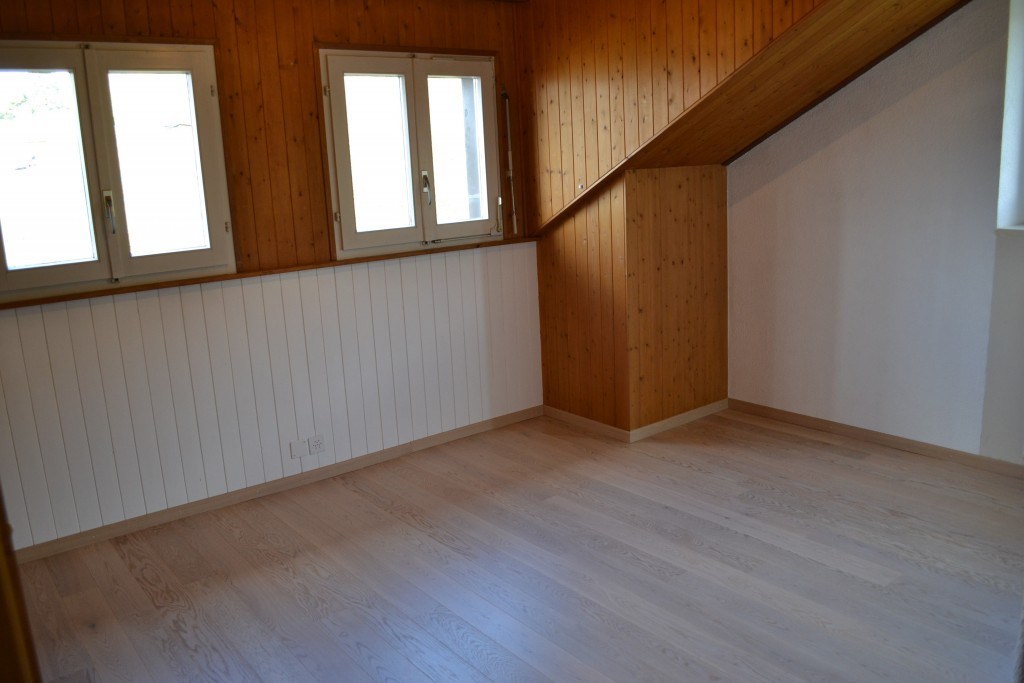 Parquet deux plis en chêne blanchi dans une pièce mansardée