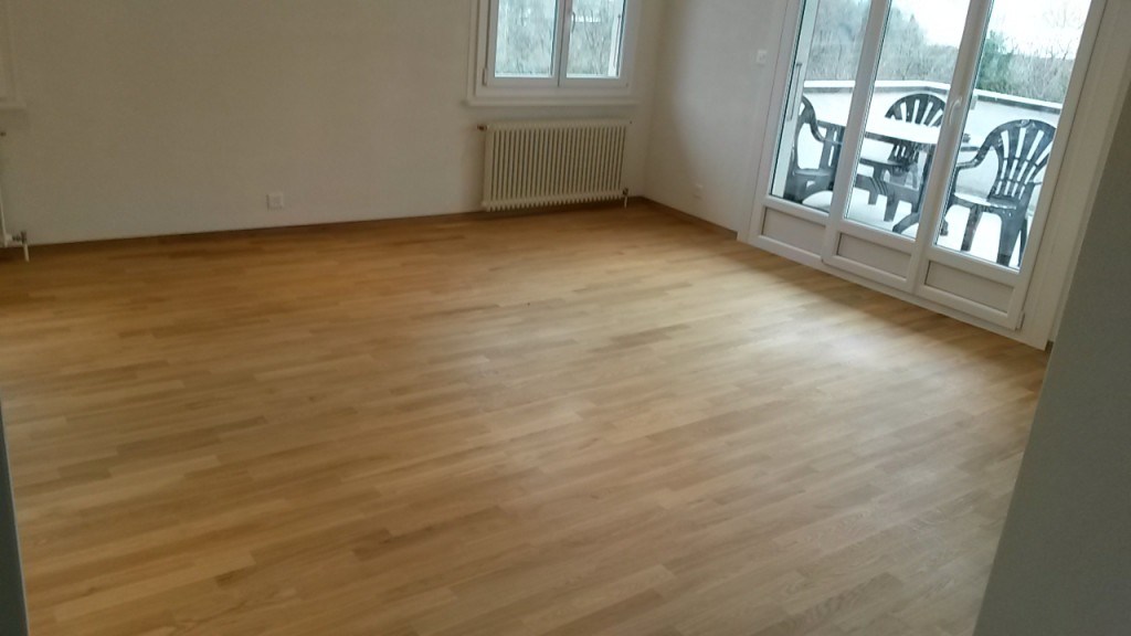 Parquet deux plis en chêne huilé dans une pièce lumineuse