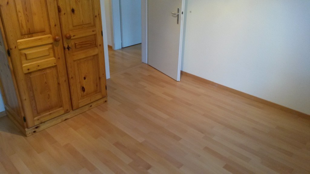 Parquet terminé avec plinthes assorties