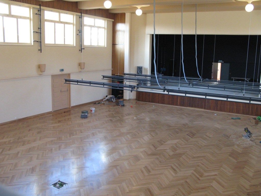 Parquet massif posé dans une grande salle
