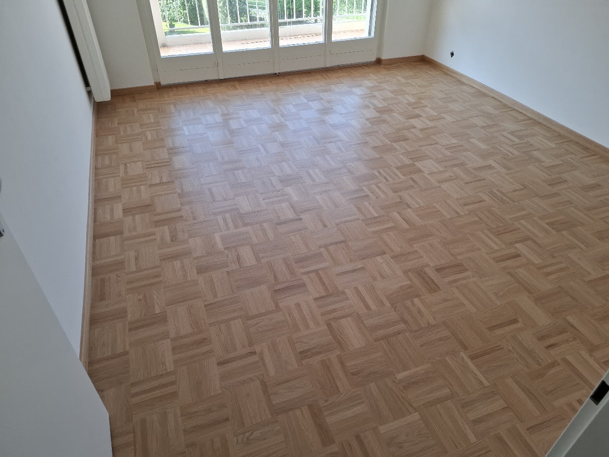 Parquet mosaïque en bois clair dans une pièce lumineuse