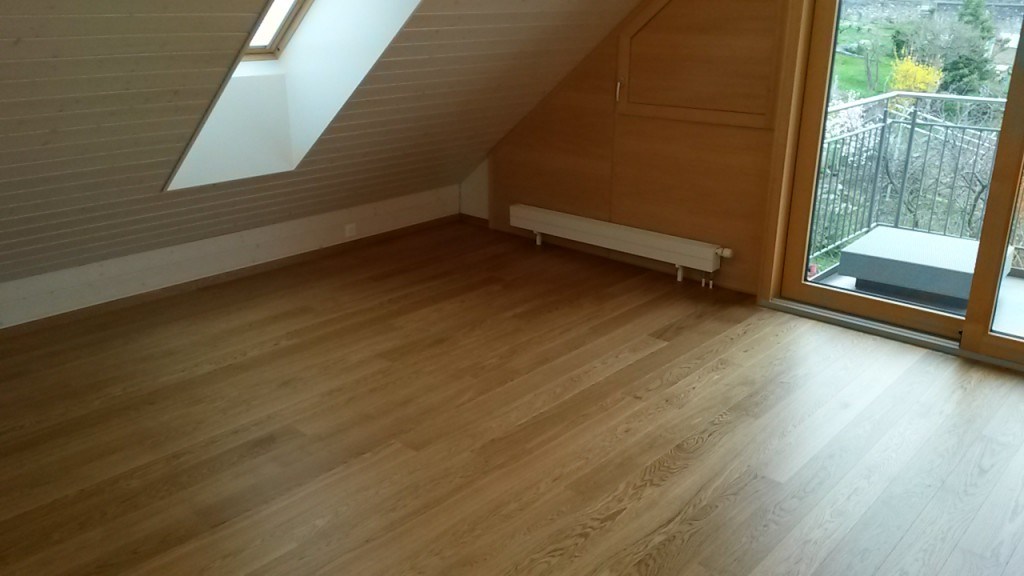Parquet en chêne verni mat dans une pièce lumineuse