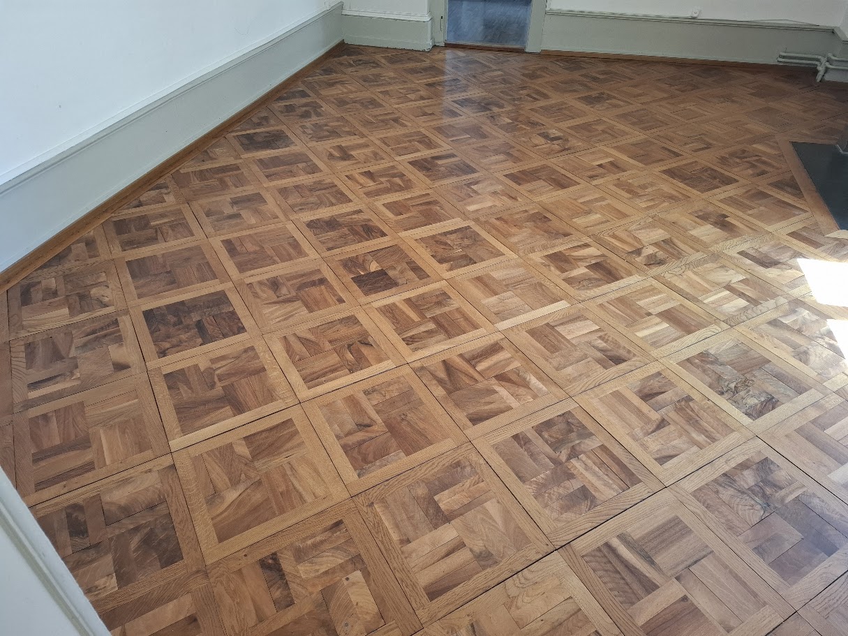 Parquet ancien rénové avec une finition vernie