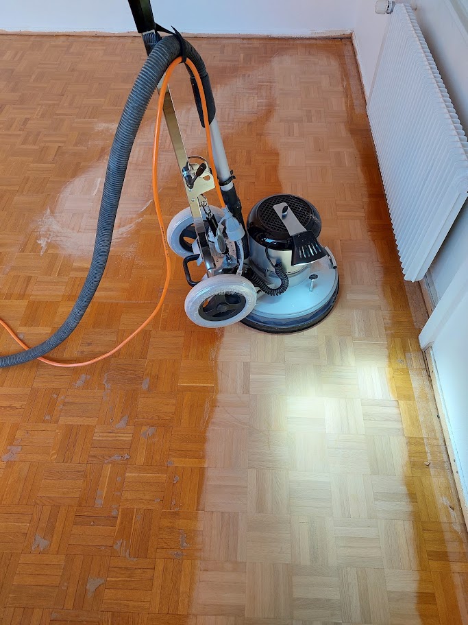 Exemple de ponçage montrant la différence entre le parquet usé et le bois poncé