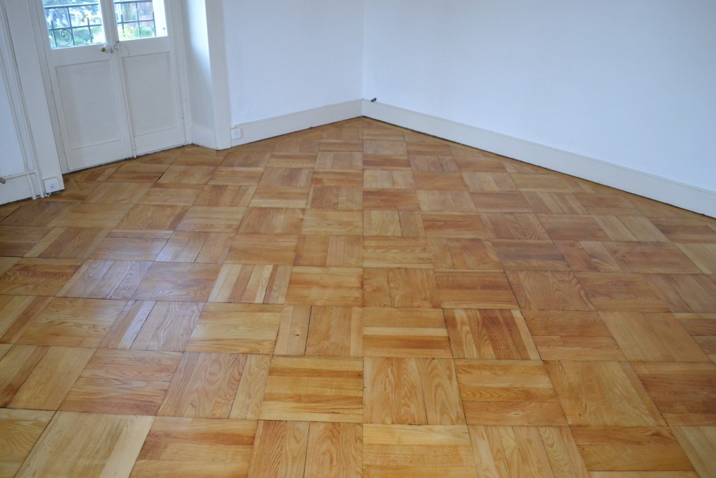 Parquet mosaïque après ponçage et rénovation