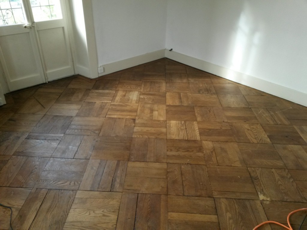 Parquet mosaïque usé avant ponçage
