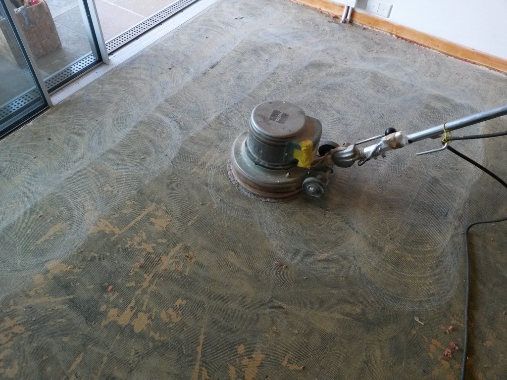 Préparation mécanique d’un support avant la pose du parquet